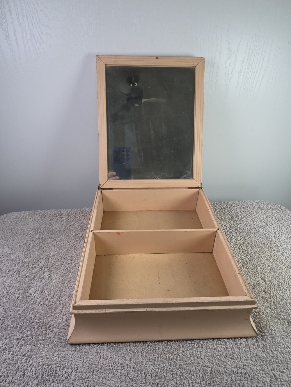 Vintage Woodrn Vanity Box Hinged Lid And With An Inset Mirror - Picture 10 of 16